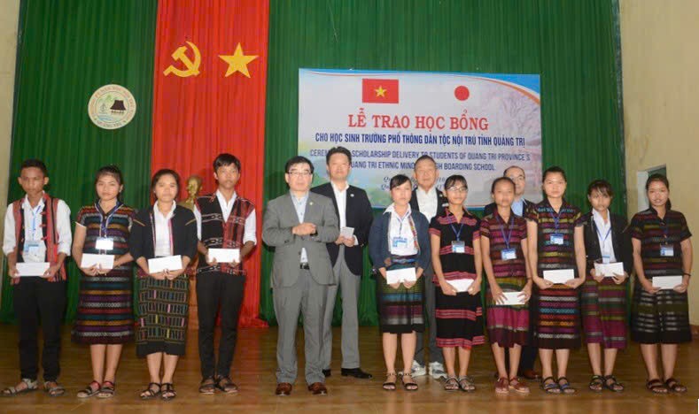 Hội H&ograve;a b&igrave;nh Hữu nghị Hiroshima - Việt Nam tặng học bổng cho học sinh Trường Phổ th&ocirc;ng d&acirc;n tộc nội tr&uacute; tỉnh Quảng Trị - Ảnh: Li&ecirc;n hiệp c&aacute;c tổ chức hữu nghị tỉnh Quảng Trị cung cấp